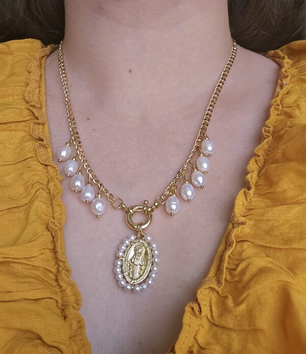 Collar perlas en caída y colgante religioso