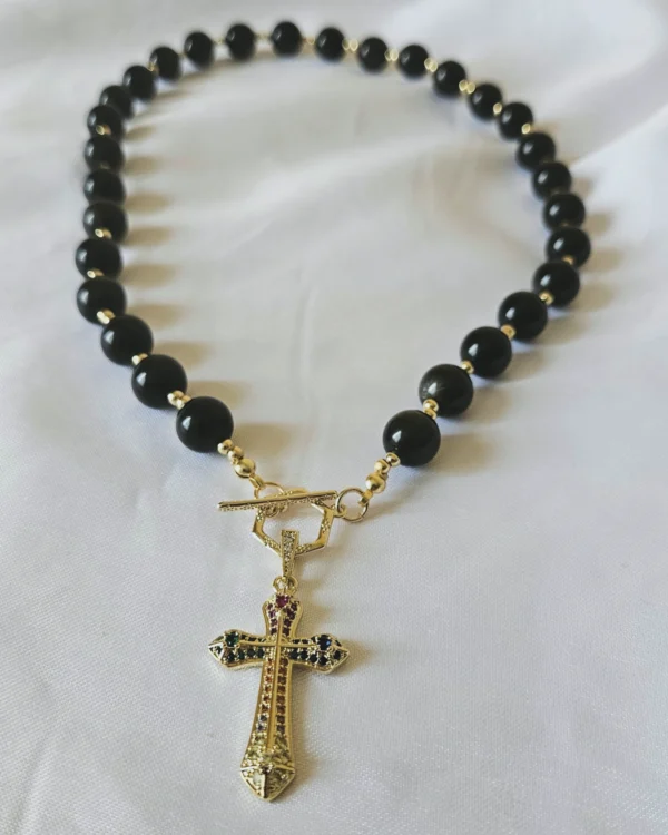 Collar con piedras obsidianas black, colgante cruz