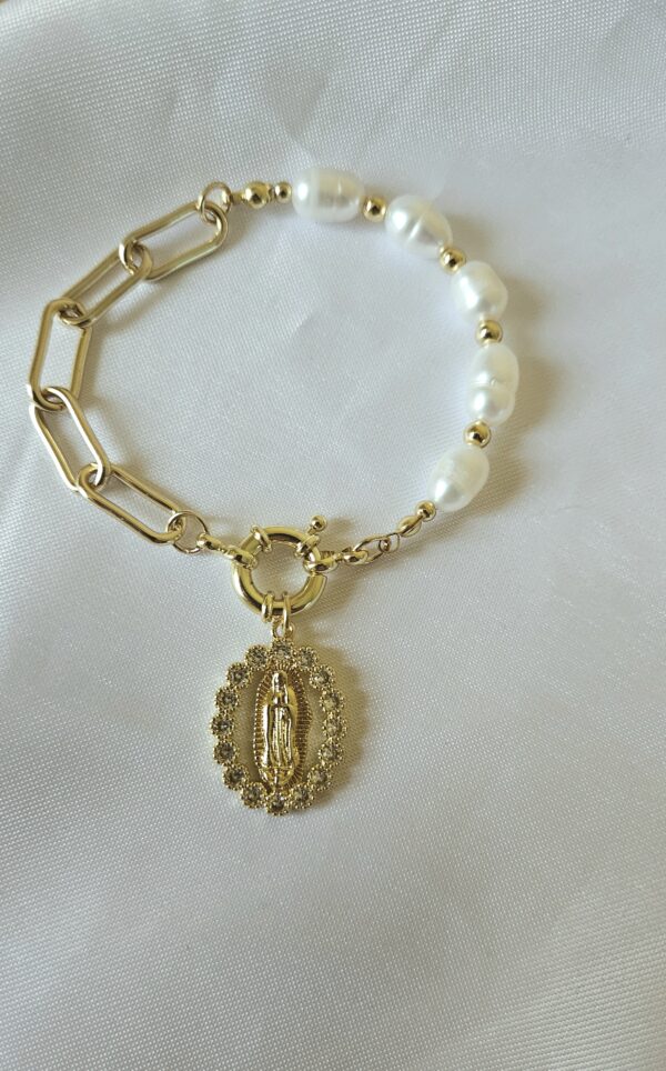 Pulsera mitad perlas naturales, colgante Virgen maría