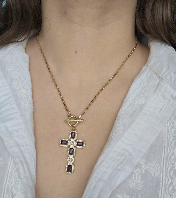 Collar gold, broche marinero y cruz lila