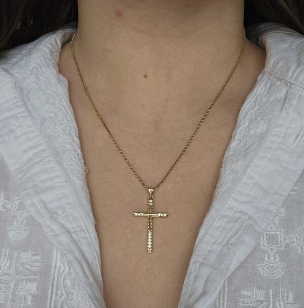 Collar delicado con colgante de cruz